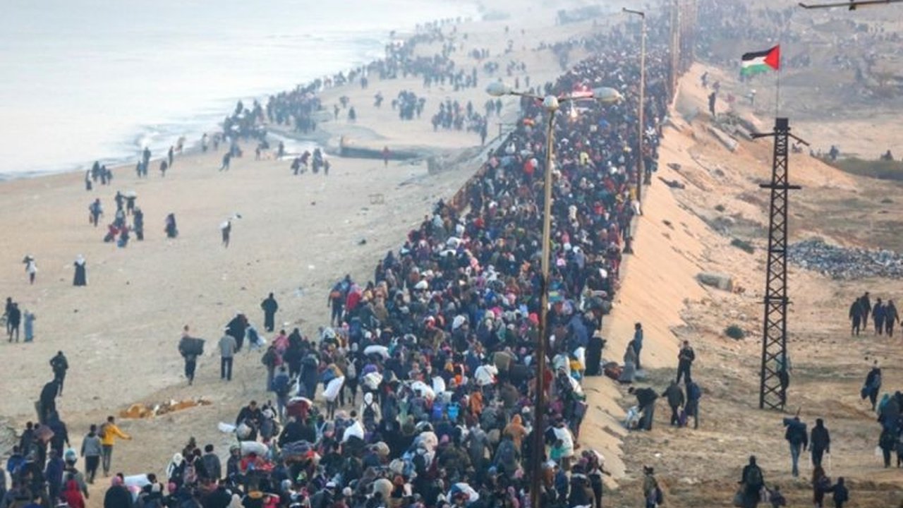 Rencana Presiden Trump untuk mengambil alih dan merelokasi warga Gaza mendapat kecaman keras dari negara-negara dan organisasi Arab, yang menolak keras usulan tersebut dan menegaskan dukungan pada kemerdekaan Palestina.