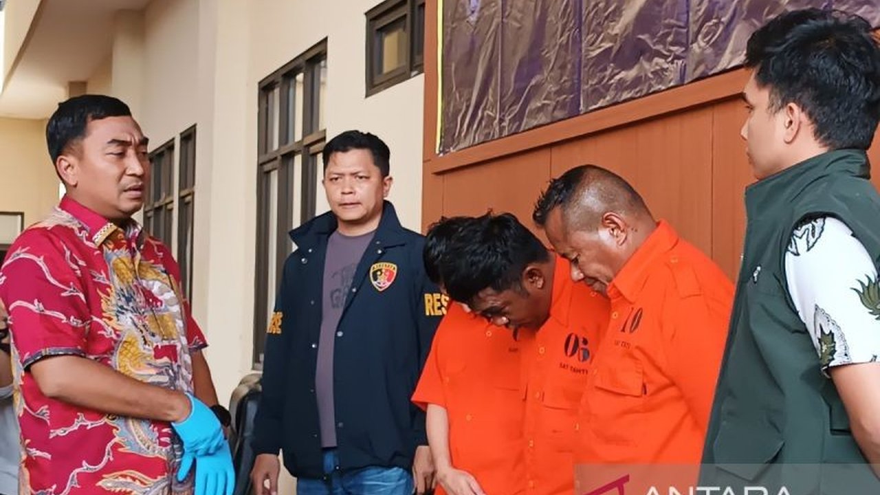 Tiga orang mengaku sebagai pegawai KPK ditangkap di Jakarta Pusat karena diduga memeras mantan Bupati Rote Ndao dengan menggunakan surat perintah penyidikan palsu.