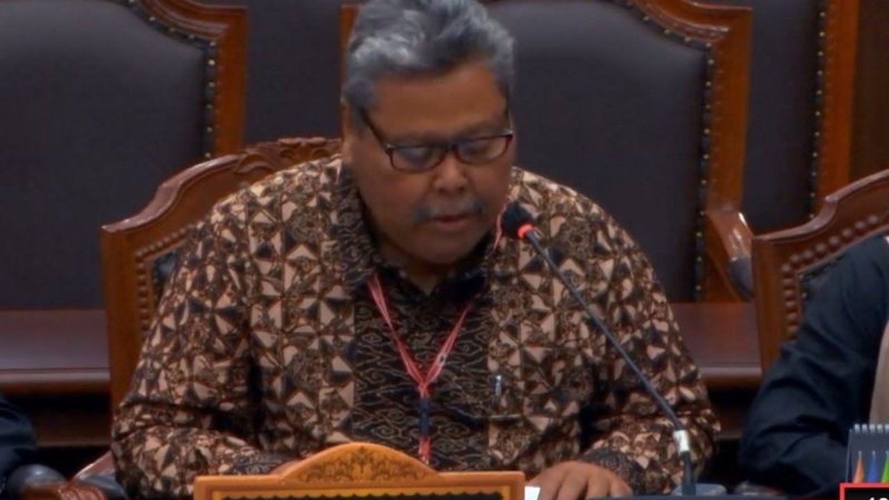 Mantan Ketua Bawaslu dan pakar hukum tata negara mengkritik keras keputusan KPU Kota Banjarbaru yang menyatakan suara untuk pasangan calon diskualifikasi sebagai tidak sah, sehingga dinilai tidak menghormati suara rakyat dalam Pilkada 2024.