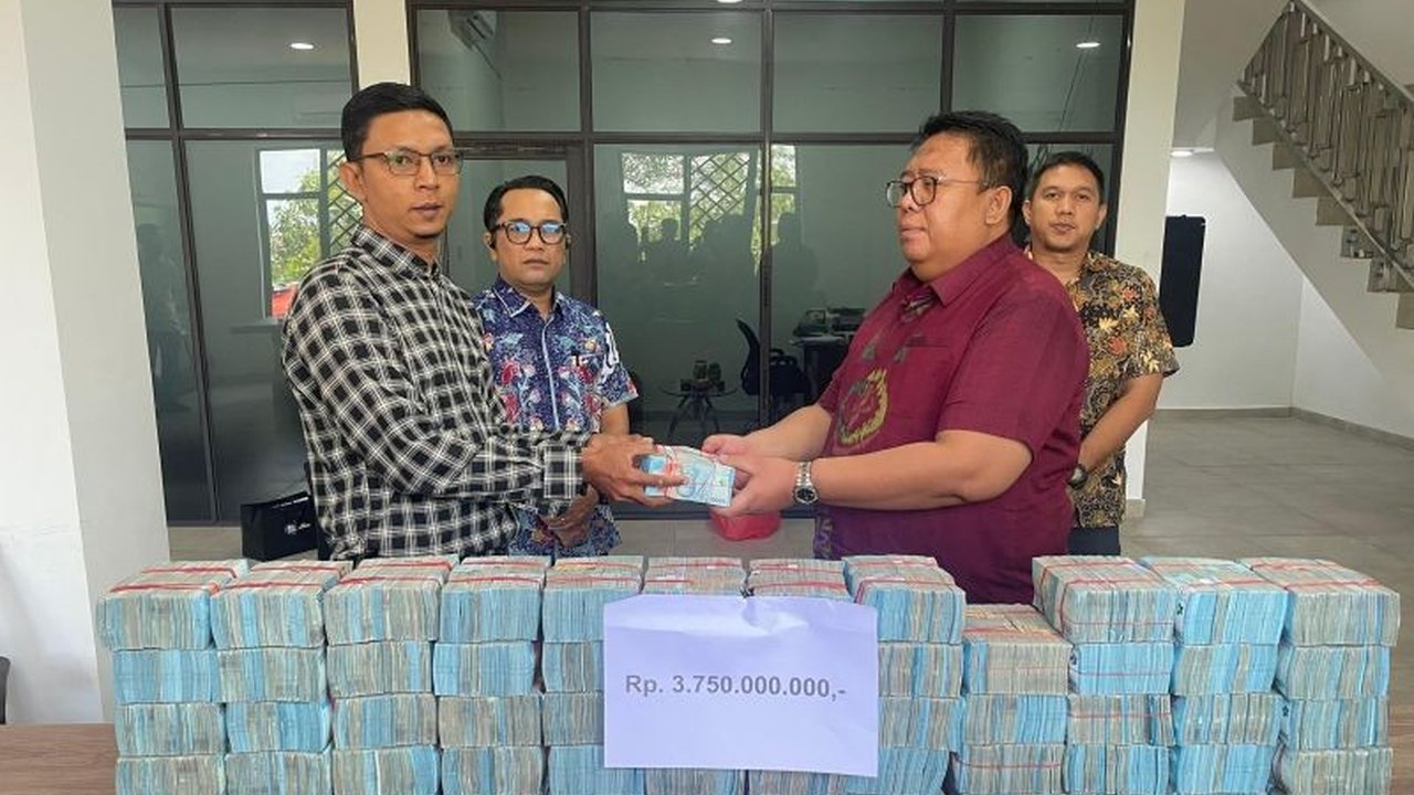 Istri tersangka korupsi pengelolaan PNBP jasa penundaan kapal di Batam kembalikan kerugian negara sebesar Rp3,75 miliar kepada Kejati Kepri, sisanya masih harus dibayar.