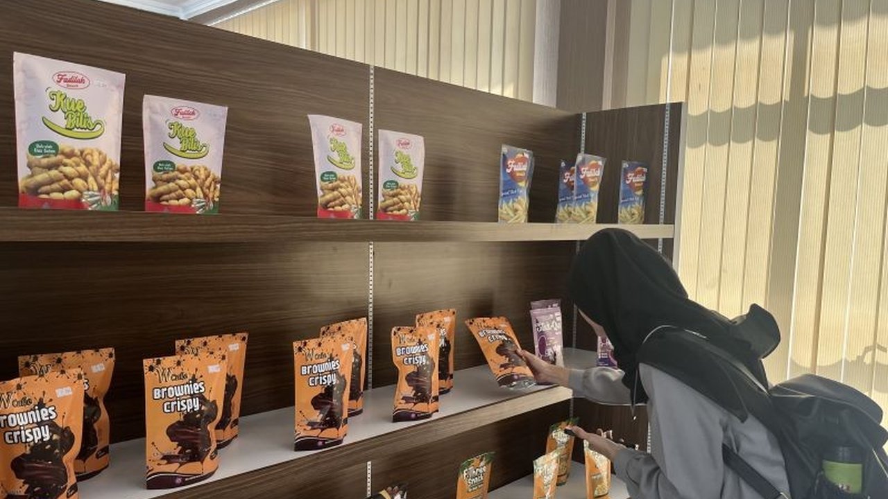 Pemerintah Kota Batam menargetkan penyaluran dana bergulir untuk UMKM sebesar Rp11 miliar pada tahun 2025, dengan bunga rendah dan tenor panjang untuk membantu pengembangan usaha mikro dan koperasi.