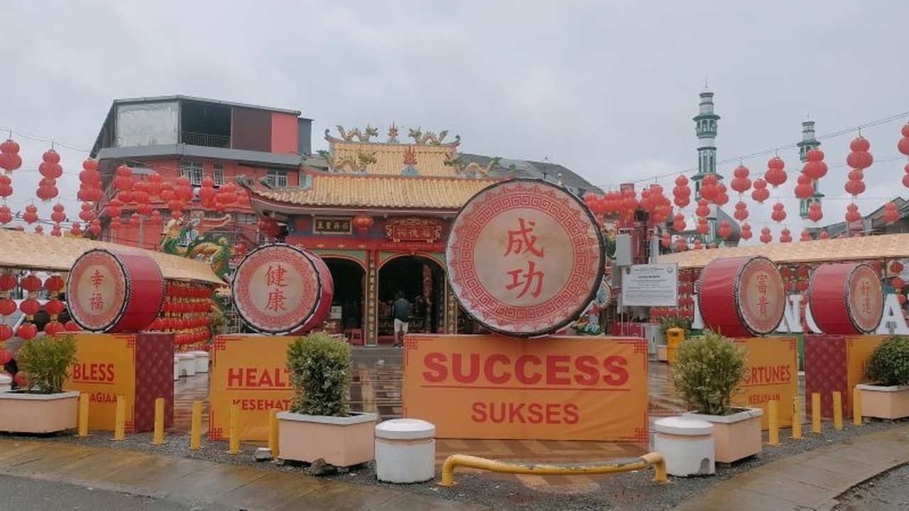 Jelang Festival Cap Go Meh di Singkawang, Kalimantan Barat, kamar hotel penuh dipesan wisatawan domestik dan mancanegara, dengan target pengunjung mencapai 650 ribu orang.