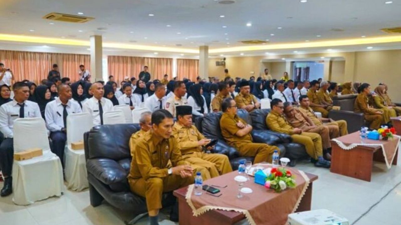 Pemerintah Kabupaten Natuna berkomitmen pada UU ASN, namun menghadapi tantangan dalam penataan 8 pegawai non-ASN yang terancam dirumahkan karena tak terdaftar di BKN 2022, meskipun peran mereka krusial.