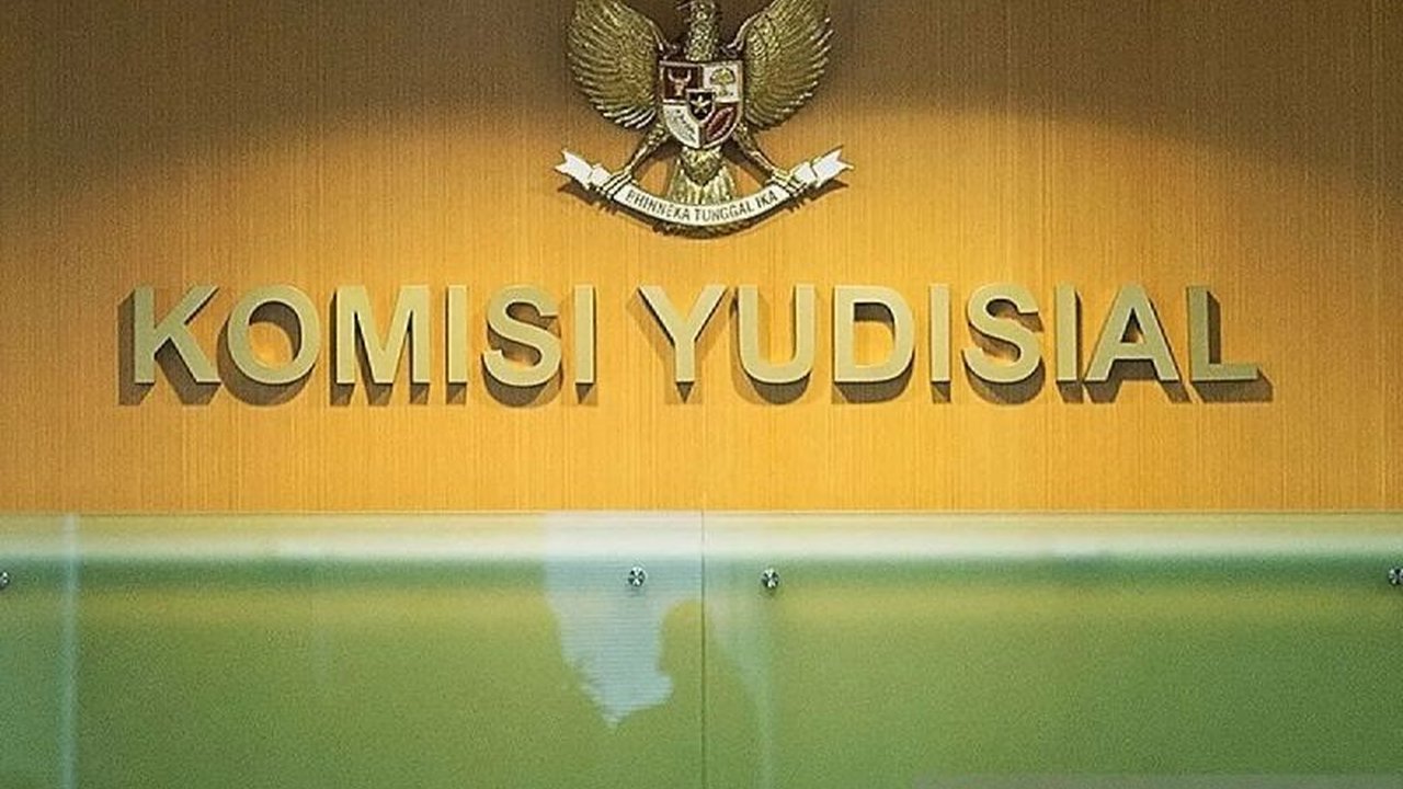 Pemangkasan anggaran Komisi Yudisial (KY) sebesar 54,35 persen berdampak serius pada kinerja, termasuk terhambatnya seleksi calon hakim agung dan hakim ad hoc di Mahkamah Agung, serta rencana penerapan sistem kerja WFA.