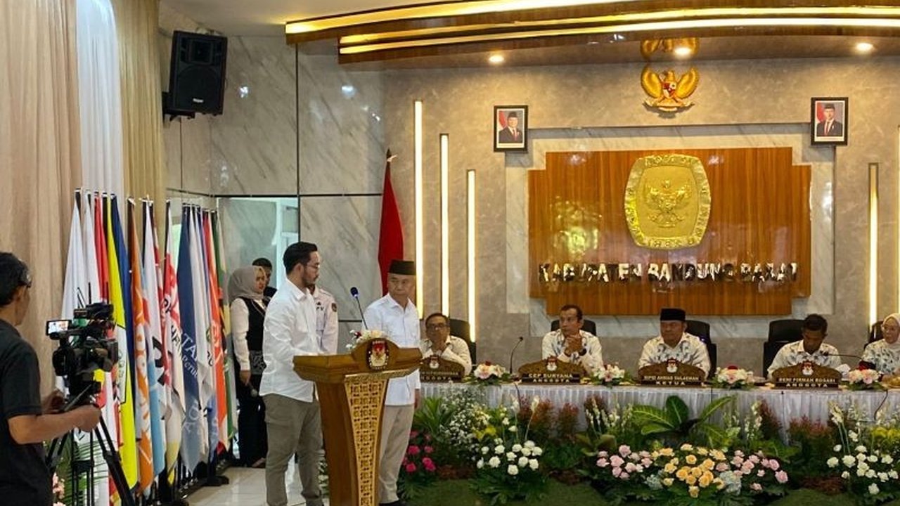 KPU Bandung Barat menetapkan Jeje Govinda dan Asep Ismail sebagai bupati dan wakil bupati terpilih setelah memenangkan Pilkada 2024 dengan perolehan 341.225 suara, mengalahkan empat pasangan calon lainnya.