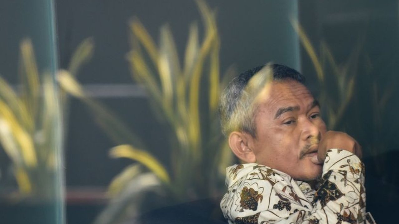 Komisi Pemberantasan Korupsi (KPK) memanggil tiga pegawai Otoritas Jasa Keuangan (OJK) untuk diperiksa sebagai saksi terkait penyidikan dugaan korupsi penyaluran dana CSR Bank Indonesia.