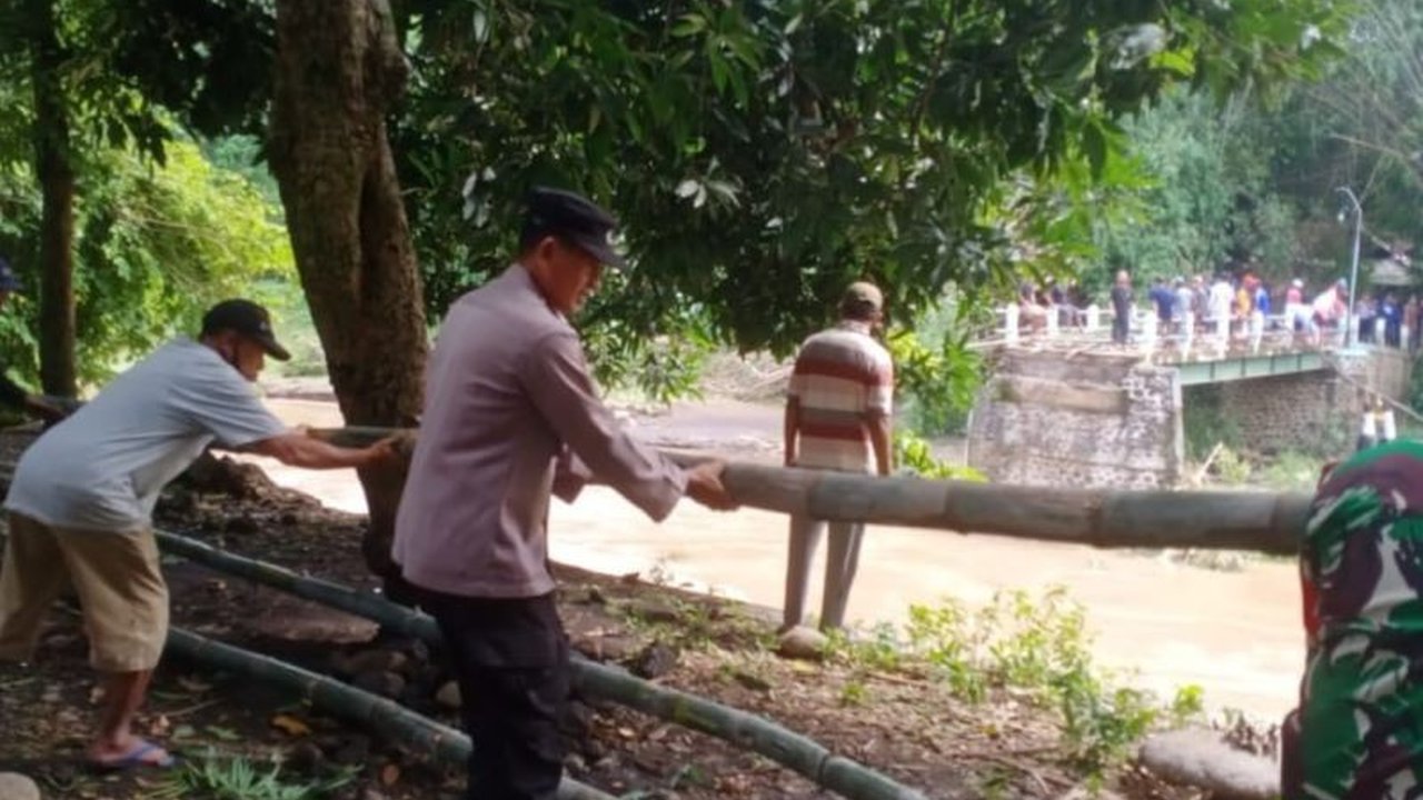 TNI, Polri, BPBD, dan warga bahu-membahu membersihkan sisa material banjir yang melanda enam kecamatan di Kabupaten Probolinggo, Jawa Timur, setelah hujan deras mengakibatkan kerusakan infrastruktur dan mengisolasi warga.