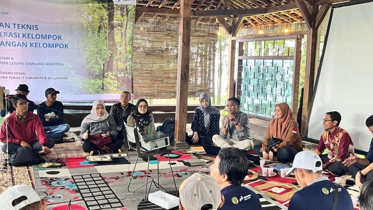 Pertamina Patra Niaga menggelar bimtek administrasi dan keuangan untuk kelompok binaan di Pasuruan, Jawa Timur, guna memperkuat pengelolaan perhutanan sosial dan meningkatkan kesejahteraan masyarakat sekitar hutan.