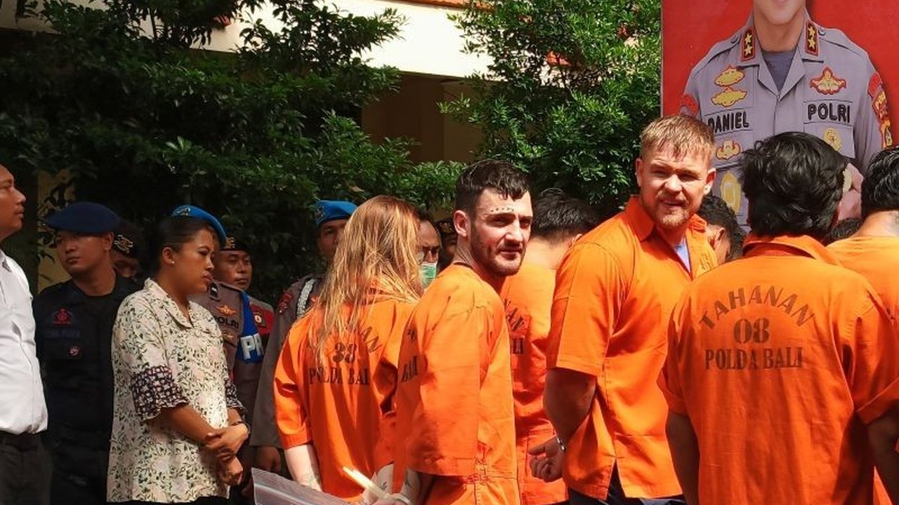 Kepolisian Bali menangkap tiga warga Inggris karena diduga menyelundupkan narkoba senilai Rp6 miliar ke Bali, dengan barang bukti ditemukan dalam kemasan makanan.