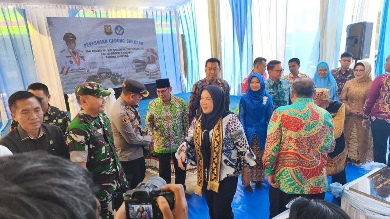 Pemerintah Kota Bandarlampung resmikan empat gedung sekolah baru; satu SD dan tiga SMP, untuk meningkatkan kualitas pendidikan dan daya saing siswa.