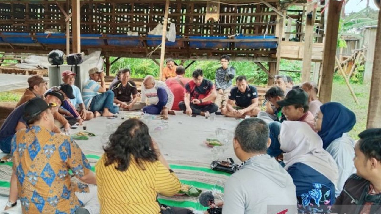 Pemerintah Kota Jakarta Timur memberikan edukasi peternakan dan pertanian kepada Kelompok Tani Ternak Mandiri Kalisari, Pasar Rebo, serta memberikan vitamin gratis untuk hewan ternak mereka.