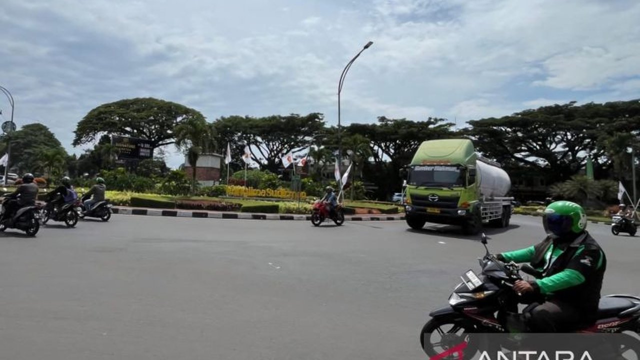 Bapenda Kota Malang berencana mengoptimalkan pendapatan dari Pajak Kendaraan Bermotor (PKB) dan Bea Balik Nama Kendaraan Bermotor (BBNKB) untuk meningkatkan Pendapatan Asli Daerah (PAD) di tahun 2025, dengan strategi baru yang menyasar mahasiswa luar kota