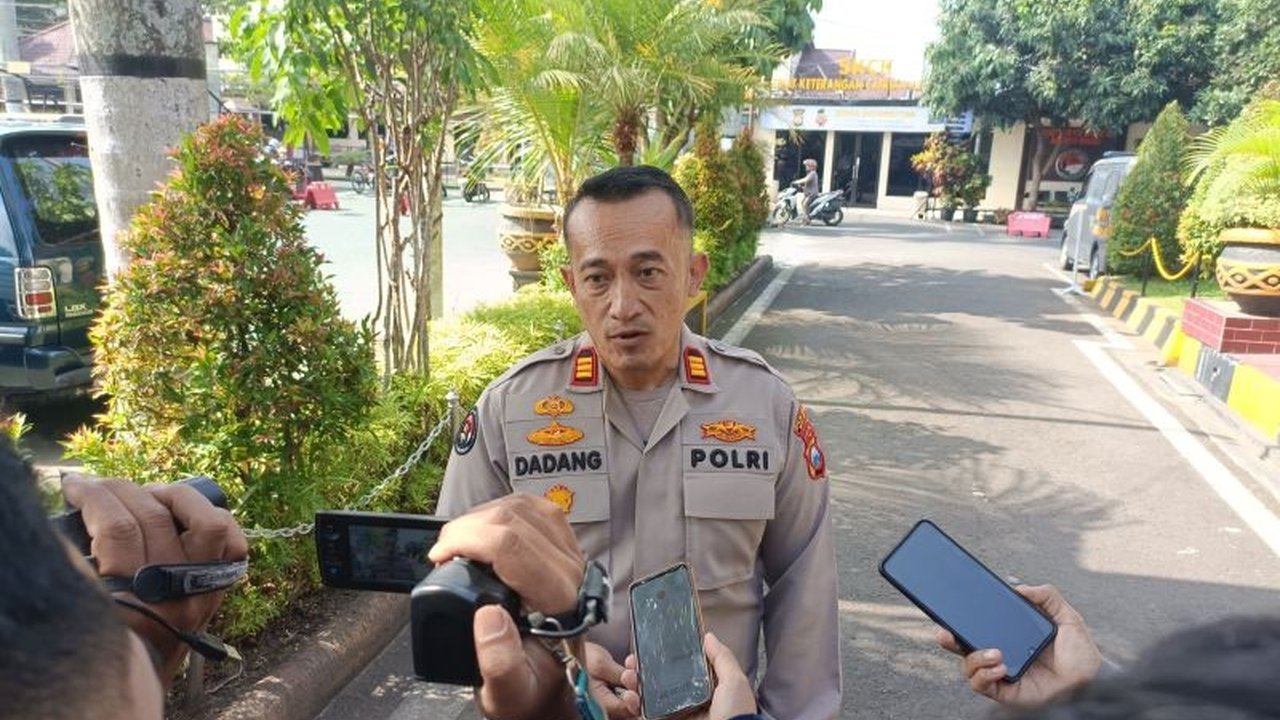 Polres Malang memburu pelaku vandalisme di fasilitas umum dan kantor partai politik di Kabupaten Malang yang mencoret dinding dengan tulisan 'Adili Jokowi'.