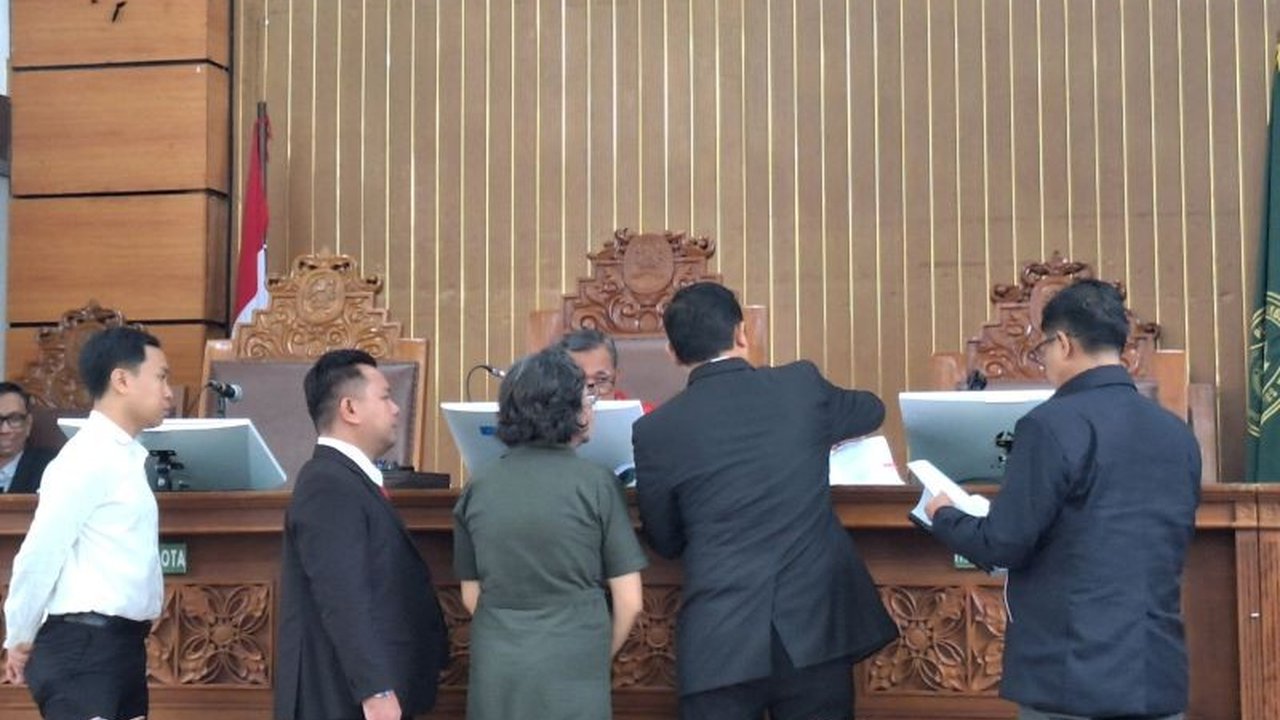 Mantan narapidana kasus suap Harun Masiku, Agustiani Tio Fridelina, memberikan kesaksian di sidang praperadilan Hasto Kristiyanto, mengungkapkan tekanan dari penyidik KPK terkait dugaan kompensasi.
