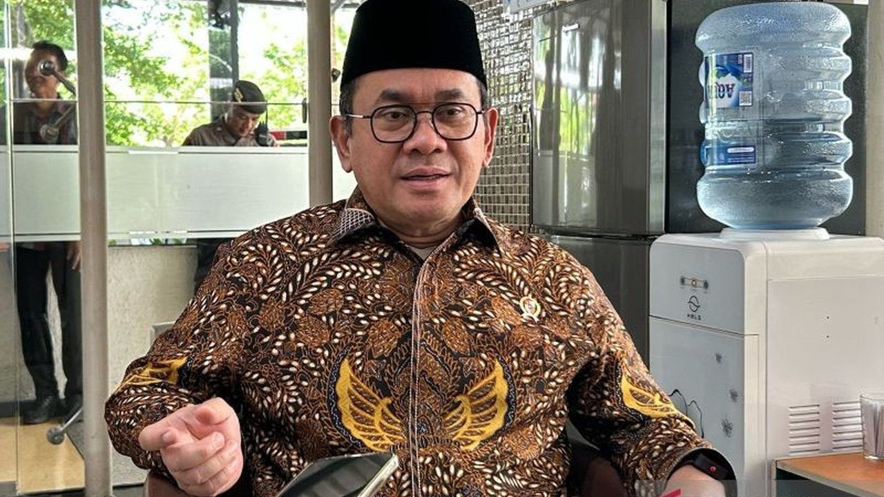 Menteri Perdagangan memastikan penambahan pasokan MinyaKita melalui Bulog dan ID FOOD mulai Februari untuk menekan harga minyak goreng di pasaran dan menjangkau daerah-daerah yang sulit dijangkau.