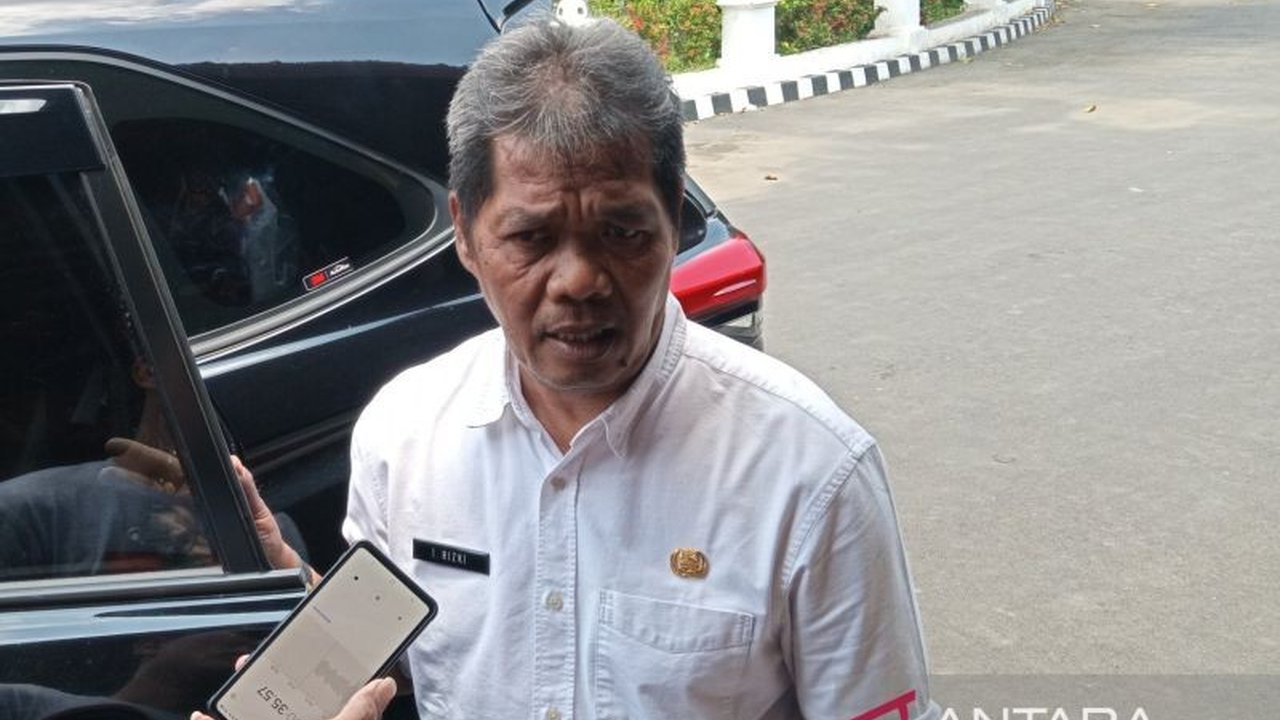 Pemerintah Kabupaten Cirebon mengalokasikan Rp150 miliar pada tahun 2025 untuk meningkatkan kualitas jalan sepanjang 40-50 kilometer, meskipun terdapat pengurangan dana alokasi khusus (DAK).