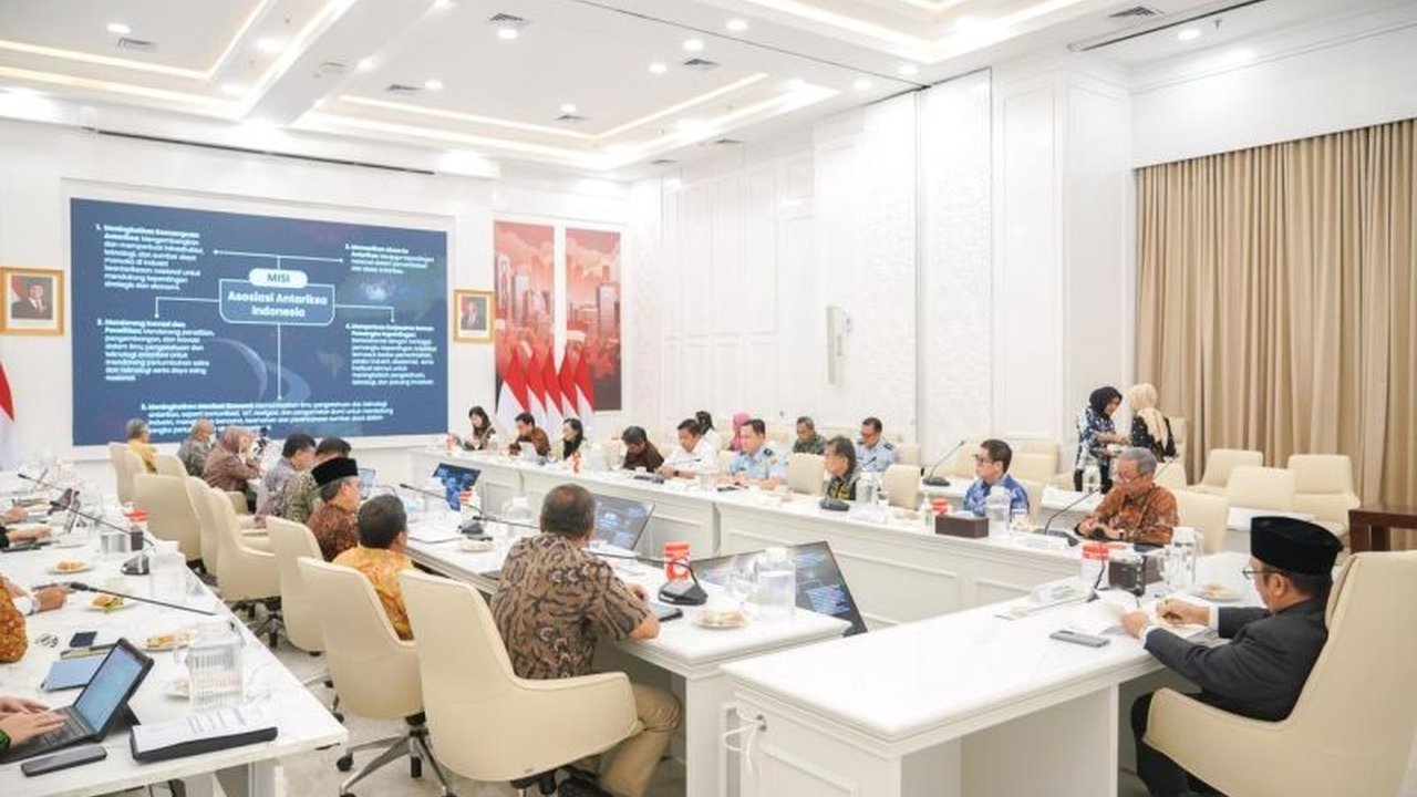 Menteri PPN/Bappenas, Rachmat Pambudy, optimistis Indonesia akan menjadi pemain utama di industri antariksa, didukung potensi besar dan integrasi sektor ini dalam RPJPN 2025-2045, meskipun ada tantangan regulasi, pendanaan, dan SDM.