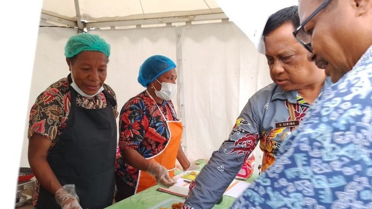 Pemerintah Kabupaten Jayapura mendorong industri lokal, khususnya pengolahan ikan tuna, sagu, dan kakao, untuk mendapatkan sertifikasi halal guna meningkatkan daya saing di pasar nasional dan internasional.