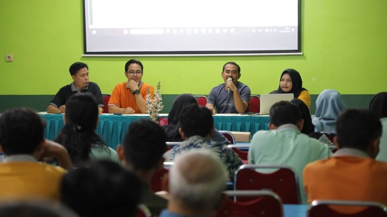 Pemerintah Kota Kediri mendampingi empat sekolah dalam penilaian Adiwiyata 2025, membina mereka dalam pengelolaan lingkungan untuk meraih penghargaan Adiwiyata Mandiri atau Nasional.