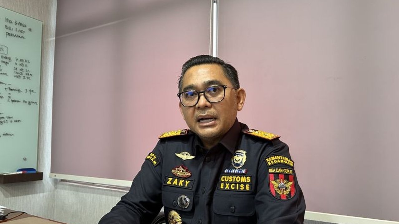 Bea Cukai Batam menggagalkan dua upaya penyelundupan 7 kg sabu melalui Bandara Hang Nadim Batam dengan modus penyamaran dalam pakaian, melibatkan dua tersangka yang diupah sebagai kurir.