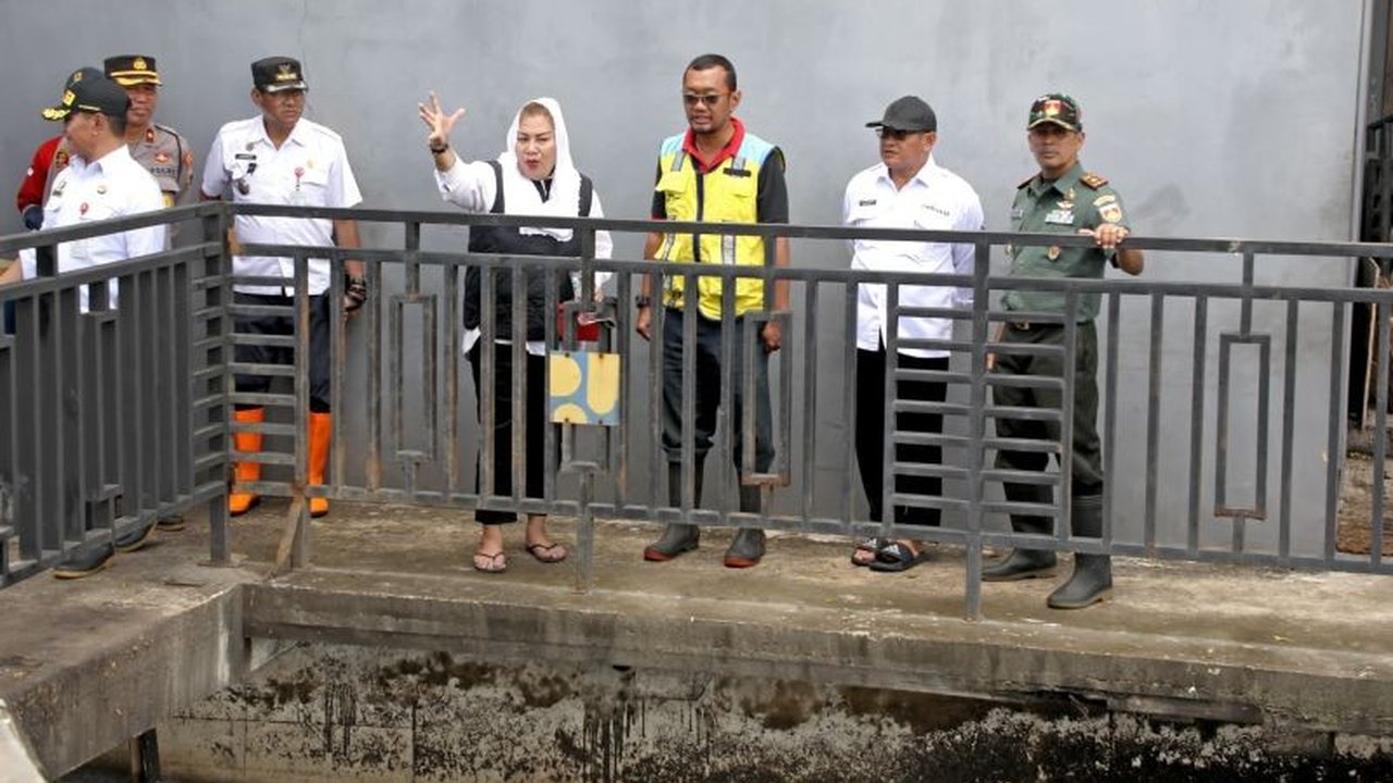 Pemkot Semarang dan BBWS Pemali Juana berkolaborasi mengatasi banjir yang melanda Kota Semarang akibat hujan deras sejak akhir Januari 2025, dengan berbagai upaya seperti perbaikan pompa air, pengerukan sungai, dan pembuatan tanggul darurat.