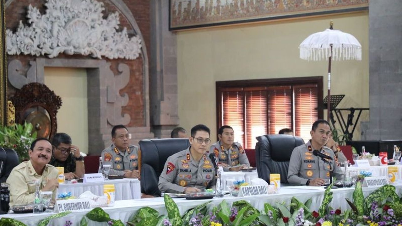 Kapolda Bali Irjen Pol. Daniel Adityajaya berkolaborasi dengan konsul jenderal berbagai negara untuk meningkatkan keamanan dan kenyamanan pariwisata Bali, menanggapi peningkatan kasus kriminal yang melibatkan warga negara asing.