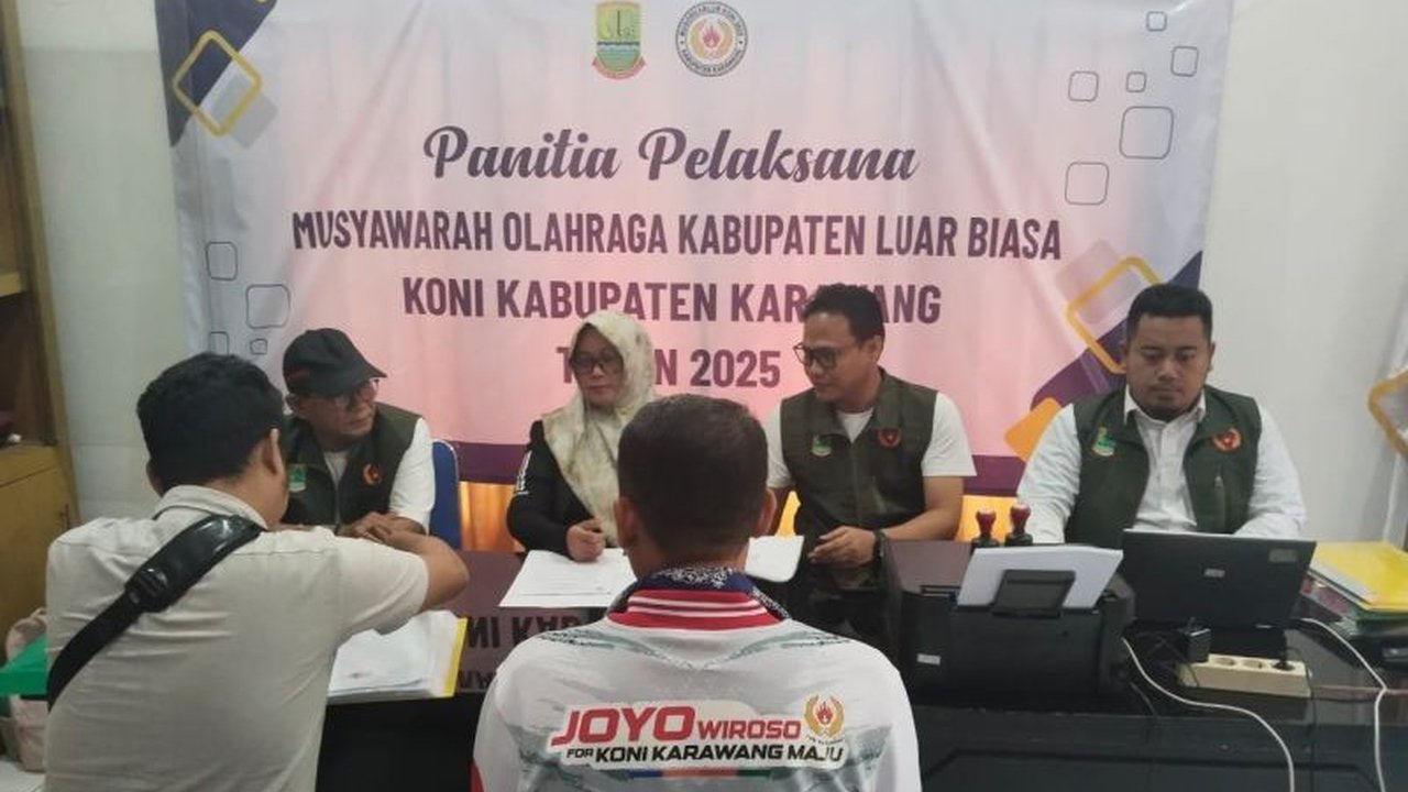 Ketua FOPI Karawang, Joyo Wiroso, resmi mendaftar sebagai bakal calon Ketua KONI Karawang pada Musorkab 2025, Jumat (7/2), didampingi pengurus cabang olahraga dan optimis akan terpilih.