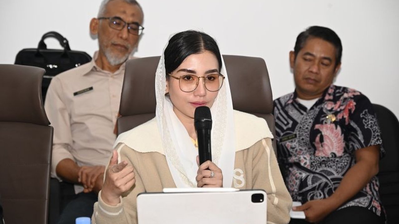 Komisi VII DPR RI mempertanyakan manfaat investasi besar PT Hailiang di Gresik bagi perekonomian Indonesia, mengingat pabrik belum beroperasi penuh dan potensi dampak lingkungan yang telah terjadi.