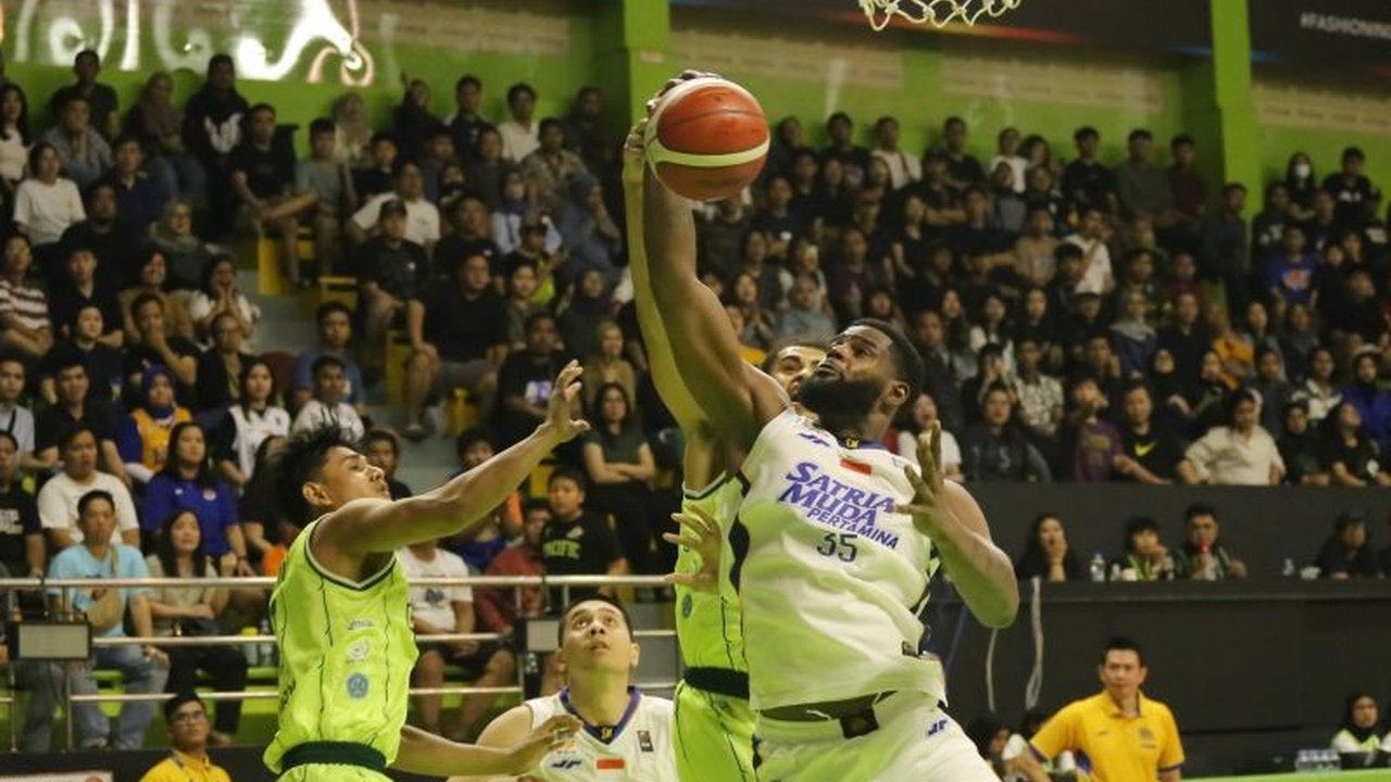 Satria Muda Pertamina Jakarta sukses meraih kemenangan keenam beruntun di IBL 2025 setelah mengalahkan Pacific Caesar Surabaya dengan skor 94-85, mengambil alih puncak klasemen sementara.