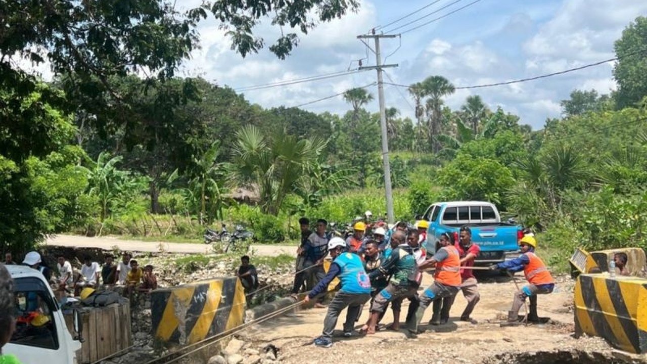 PLN NTT berhasil pulihkan jaringan listrik di 35 gardu di Amfoang, Kabupaten Kupang, yang rusak akibat banjir bandang pada 31 Januari 2024, berkat kerja keras dan koordinasi semua pihak.