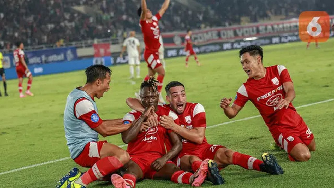 Para pemain Persis Solo melakukan selebrasi untuk merayakan gol yang dicetak Moussa Sidibe ke gawang Persebaya Surabaya pada pertandingan pekan ke-22 BRI Liga 1 2024/2025 di Stadion Manahan,