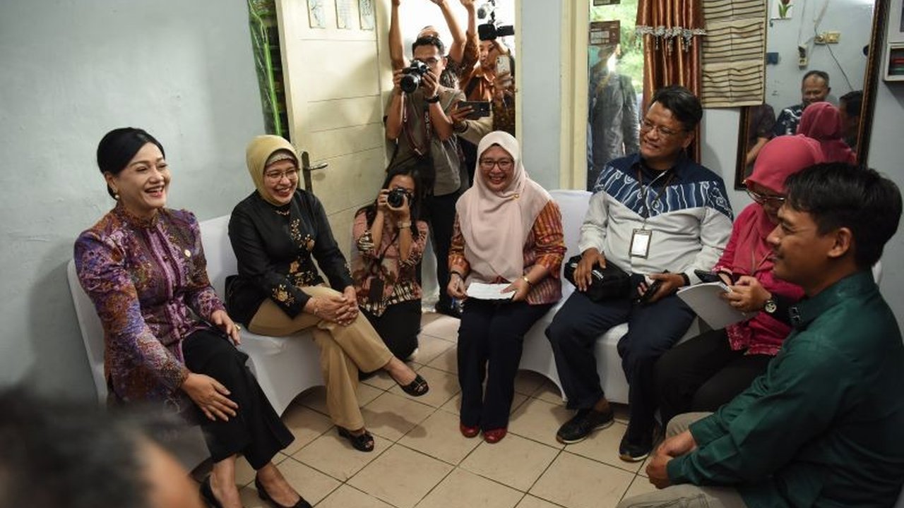 OJK dan BPS berkolaborasi dalam Survei Nasional Literasi dan Inklusi Keuangan (SNLIK) 2025 untuk mengukur tingkat literasi dan inklusi keuangan masyarakat Indonesia tahun 2024, guna mencapai target inklusi keuangan 90% di tahun tersebut.