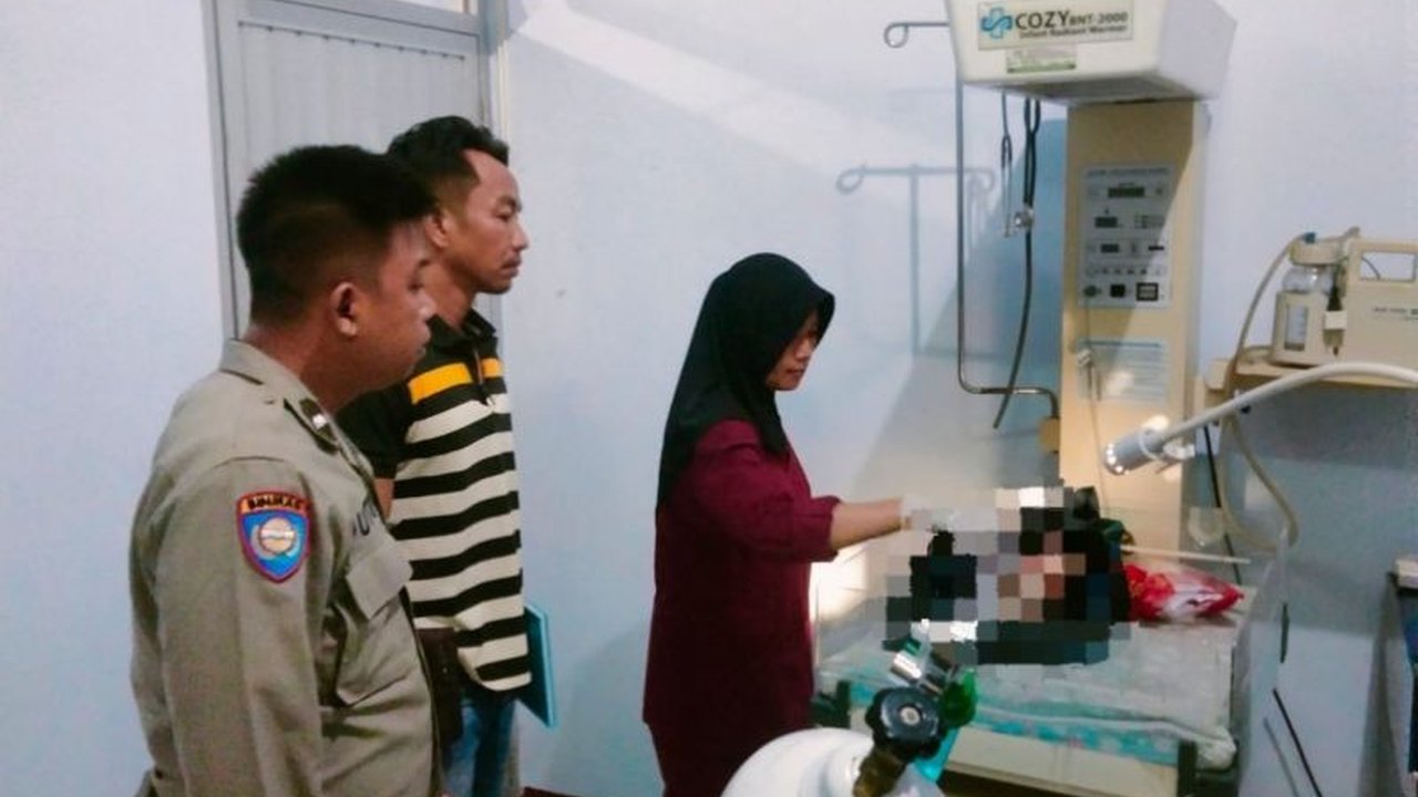 Seorang siswi SMA di Lombok Tengah, NTB diamankan polisi karena membuang bayi yang baru dilahirkannya di toilet umum; bayi tersebut ditemukan meninggal dunia.
