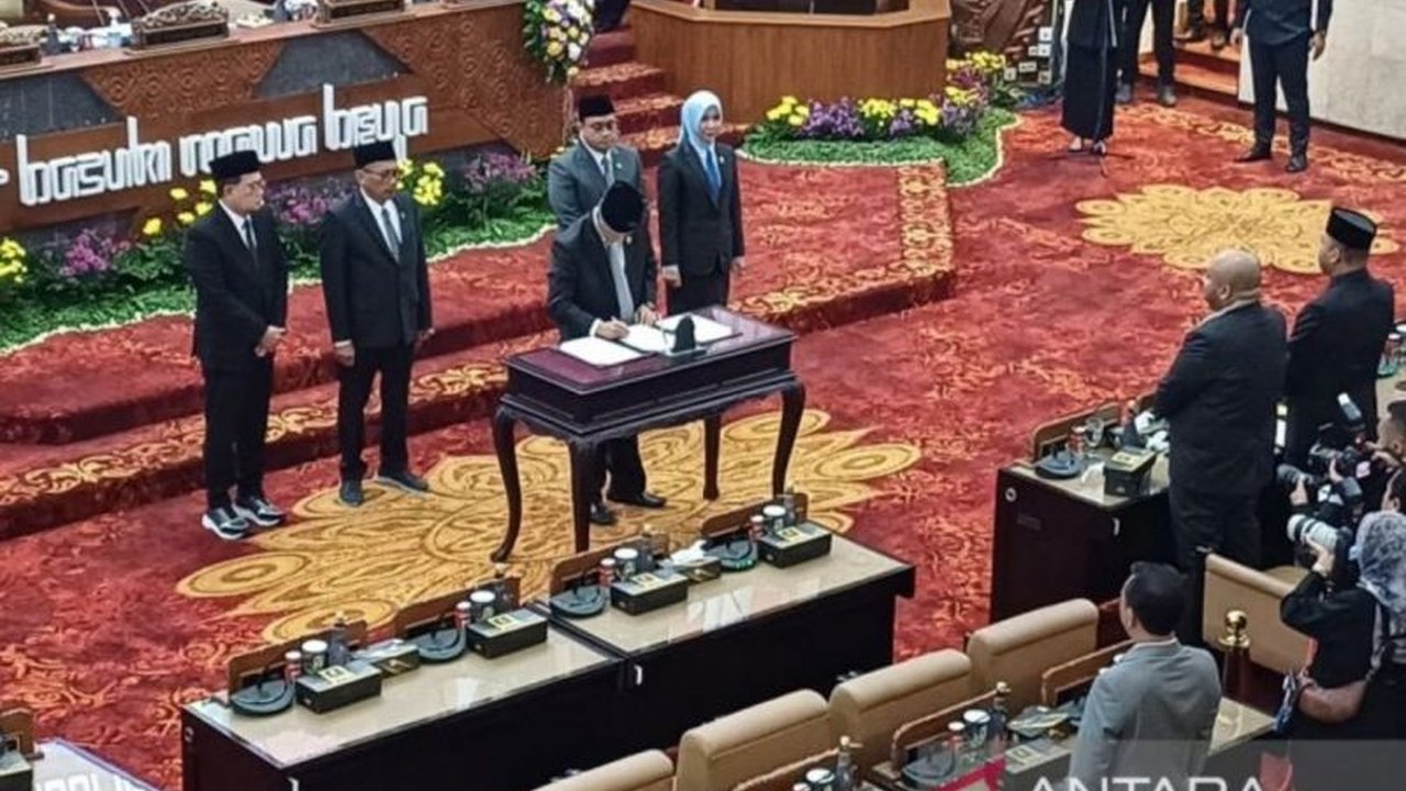 DPRD Jawa Timur resmi mengusulkan pelantikan Khofifah Indar Parawansa dan Emil Elestianto Dardak sebagai Gubernur dan Wakil Gubernur Jatim terpilih hasil Pilkada 2024 kepada Presiden melalui Mendagri.