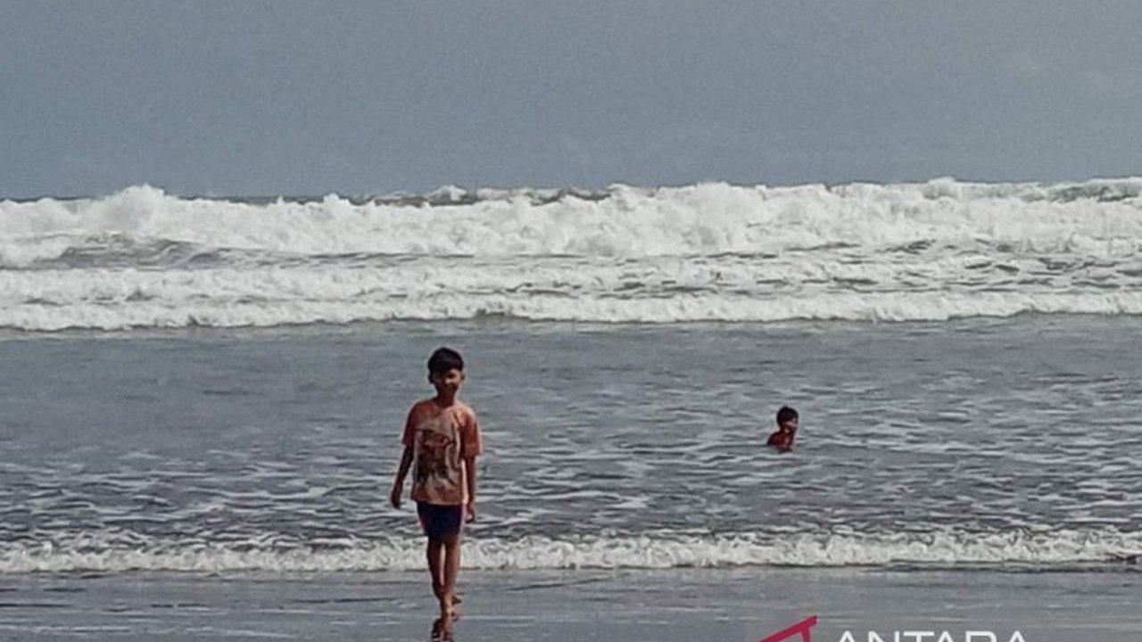 BMKG memprakirakan gelombang tinggi 2,5-4 meter berpotensi terjadi di laut selatan Jawa Tengah hingga 11 Februari 2024, dampak siklon tropis Taliah.