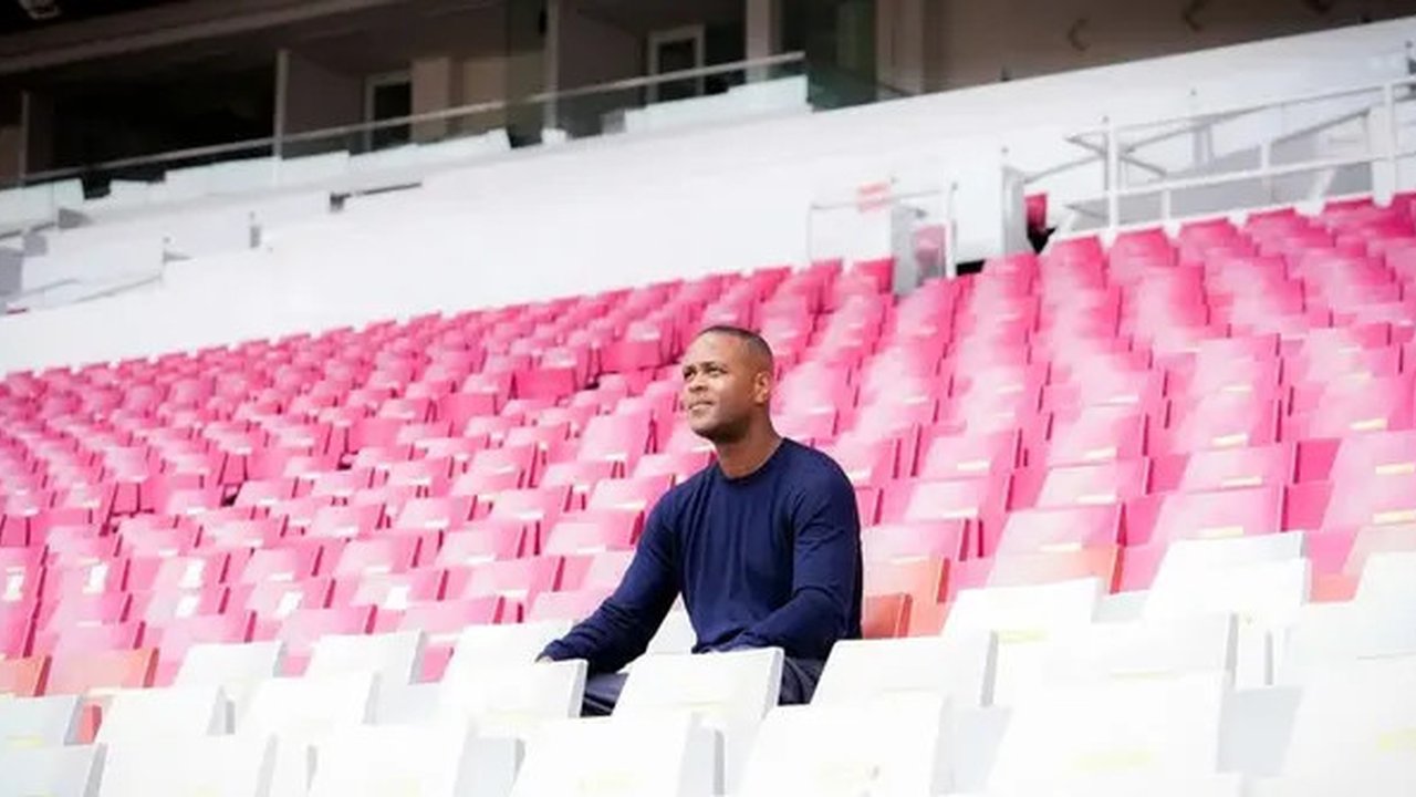 Pelatih Timnas Indonesia, Patrick Kluivert berfoto di tribune barat Stadion Utama Gelora Bung Karno, Jakarta, Senin (13/1/2025). (Dok. PSSI)