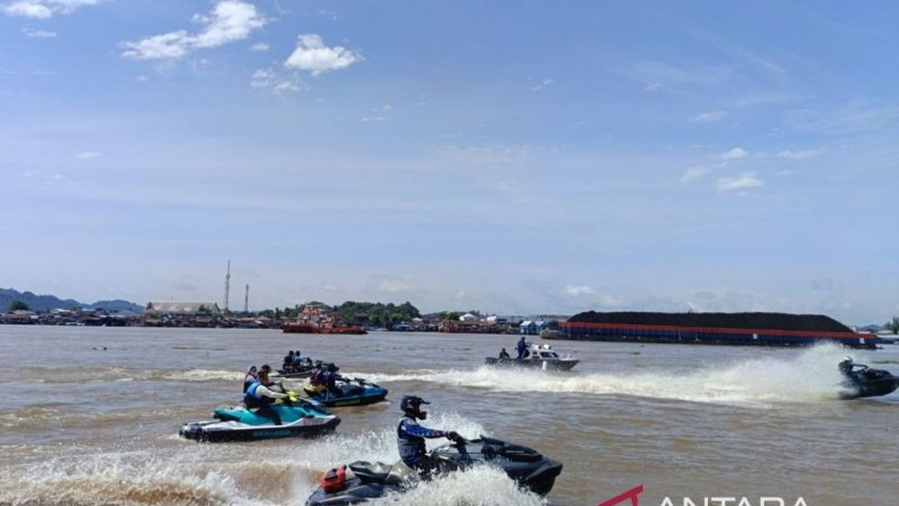 Parade jet ski di Sungai Mahakam sukses meriahkan Hari Jadi Kota Samarinda ke-357 dan HUT ke-65 Pemkot Samarinda, menampilkan atraksi menawan dan potensi wisata bahari.