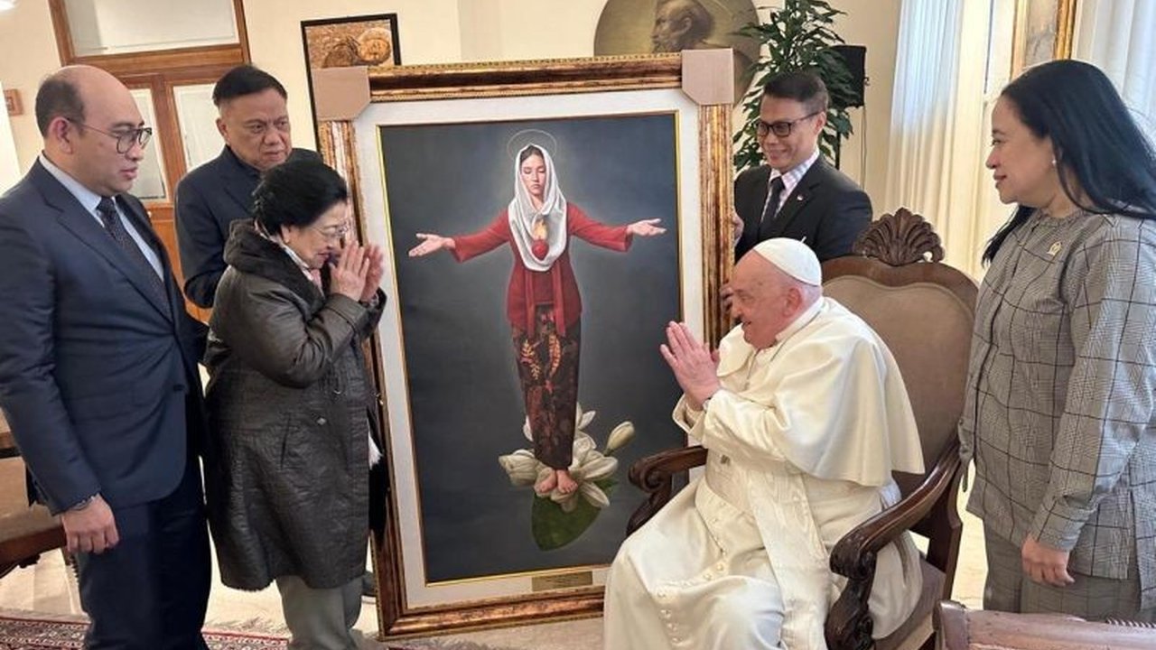 Presiden ke-5 RI, Megawati Soekarnoputri, bertemu Paus Fransiskus di Vatikan dan membahas isu serius pemanasan global, serta mendapat dukungan Paus atas keprihatinannya terhadap masalah ini.