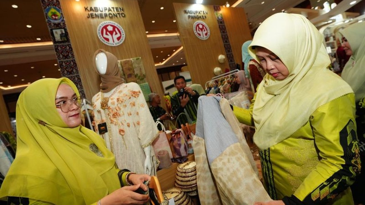 Dekranasda Sulsel menampilkan beragam produk kerajinan unggulan dari berbagai kabupaten di Sulawesi Selatan pada INACRAFT 2025 di Jakarta, bertujuan untuk memotivasi UMKM dan meningkatkan daya saing produk lokal di pasar nasional dan internasional.