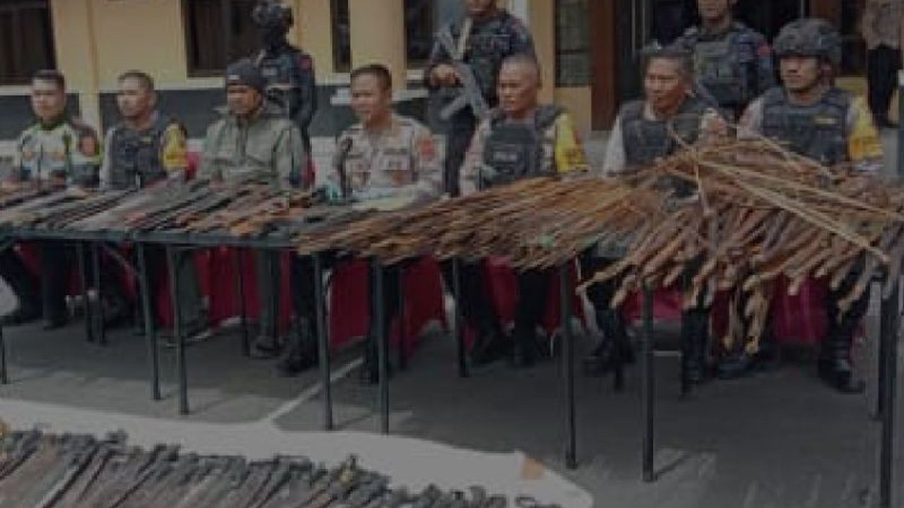 Polres Puncak Jaya berhasil menyita 1.164 senjata tajam dari warga Mulia pasca bentrok antar pendukung paslon Pilkada yang mengakibatkan korban jiwa dan kerusakan properti, situasi keamanan kini relatif kondusif.