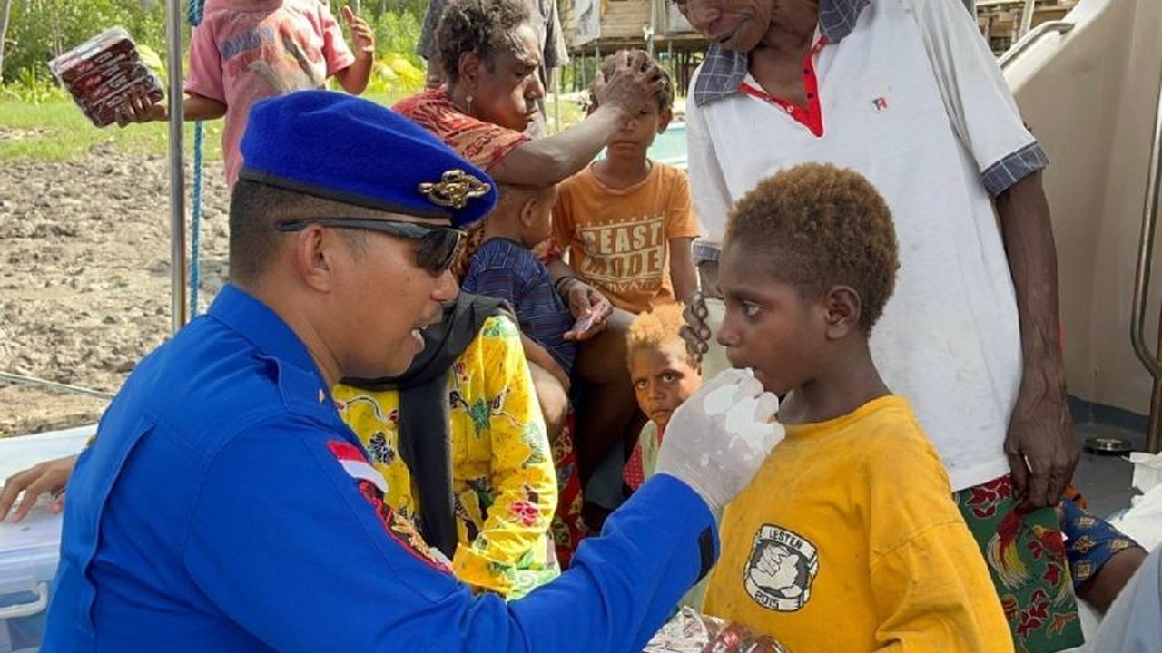 Polres Mimika dan Puskesmas Mapurujaya berkolaborasi dalam program klinik terapung, memberikan layanan kesehatan kepada warga pesisir di Kampung Pomako, Mimika Timur, Papua Tengah, mengatasi kendala akses layanan kesehatan.