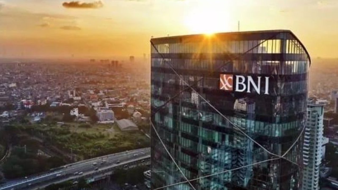 BNI melalui program BNI Dedikasi, mendorong pemerataan ekonomi di desa dengan memberdayakan UMKM dan BUMDes lewat pembiayaan, pelatihan, dan perluasan akses keuangan digital, selaras dengan visi pembangunan dari desa.
