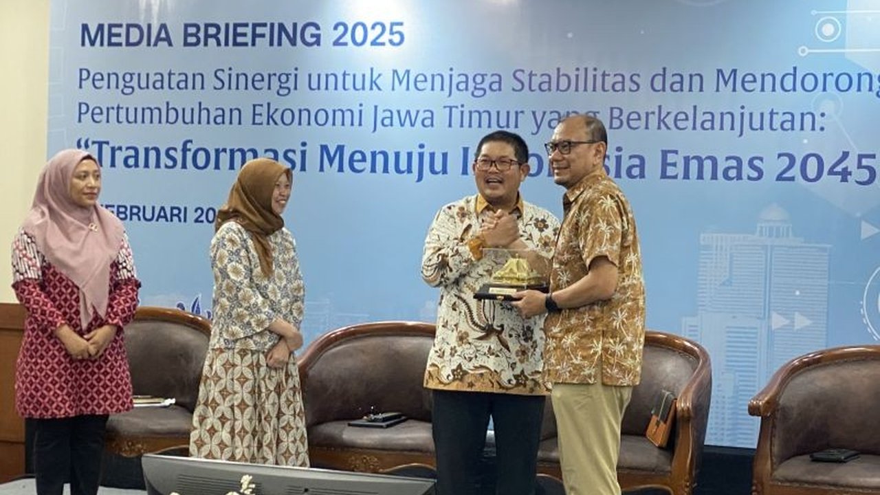 Kepala BI Jatim memperingatkan kepemimpinan Trump sebagai tantangan ekonomi Jawa Timur di 2025, meski pertumbuhan ekonomi masih diproyeksikan positif,  diperlukan strategi mitigasi risiko geopolitik.