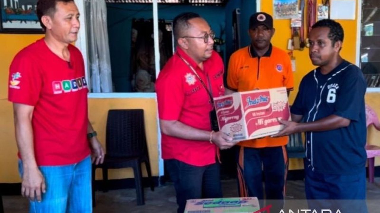 Dinas Sosial dan BPBD Manokwari bergerak cepat memberikan bantuan sembako dan kebutuhan pokok lainnya kepada warga terdampak puting beliung di Distrik Manokwari Timur pada 6 Februari 2024.