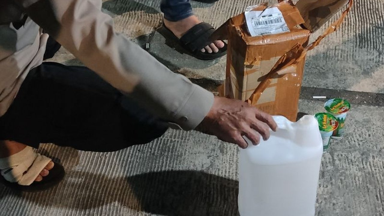 Pesta miras oplosan di Cianjur menewaskan tiga orang dan meracuni enam lainnya; polisi dalami kasus dan imbau warga aktif lapor peredaran miras ilegal.