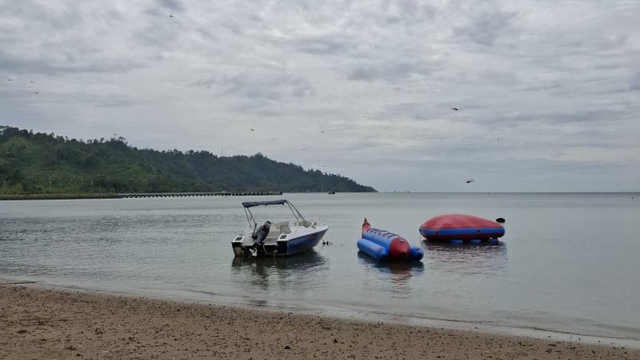 Pemerintah Provinsi Lampung memproyeksikan peningkatan signifikan kunjungan wisata pada tahun 2025, ditargetkan lebih dari 20 juta wisatawan, didorong oleh peningkatan investasi di sektor pariwisata dan fasilitas penunjang.