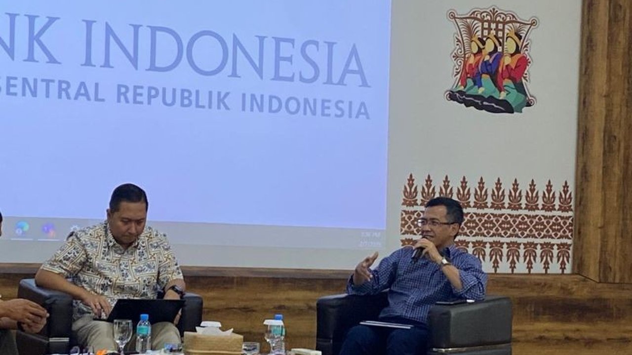 Bank Indonesia (BI) masih menunggu terbitnya Peraturan Pemerintah (PP) baru terkait devisa hasil ekspor sumber daya alam (DHE SDA) untuk menyesuaikan instrumen penempatan DHE SDA yang baru, termasuk SVBI dan SUVBI.