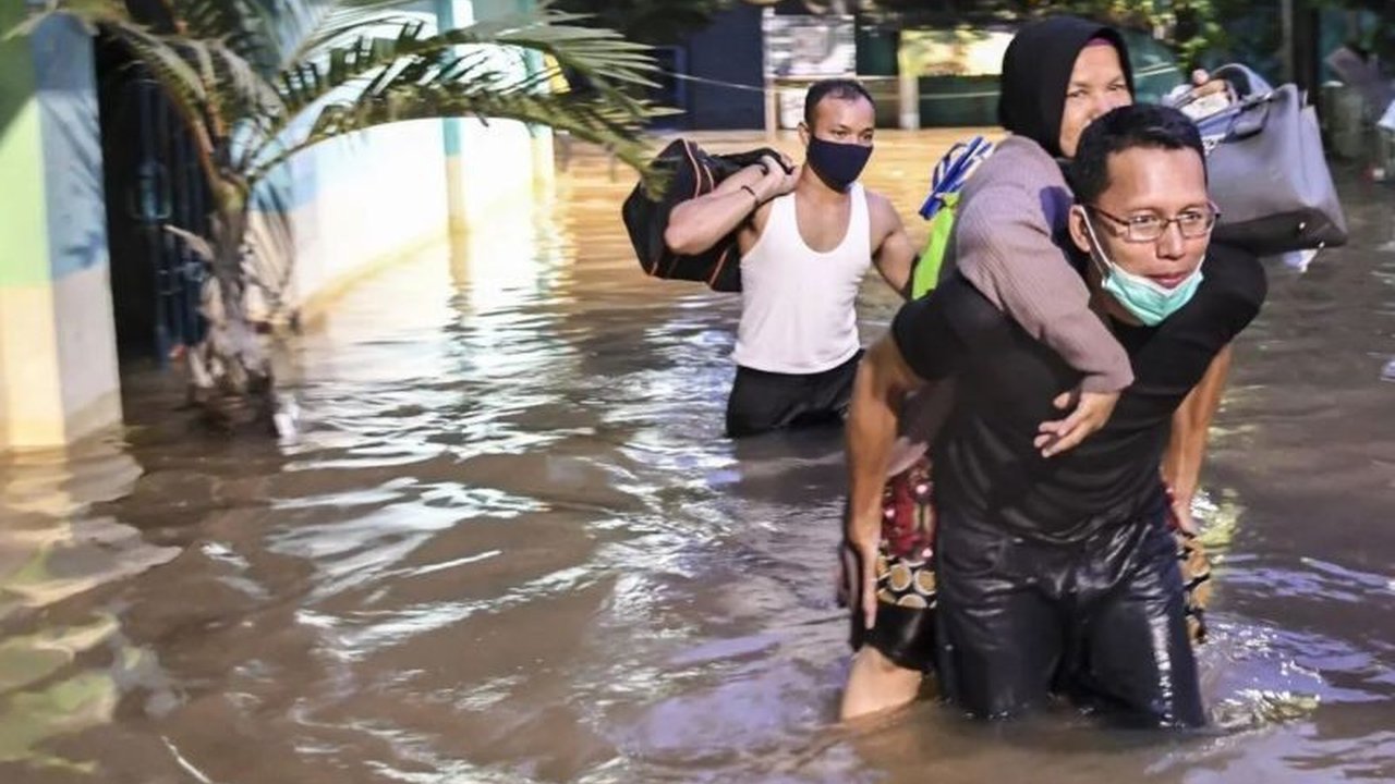 Hujan deras di Jakarta mengakibatkan banjir yang merendam 20 RT di Jakarta Barat dan menyebabkan 198 warga mengungsi di sejumlah musholla dan rusunawa terdekat.