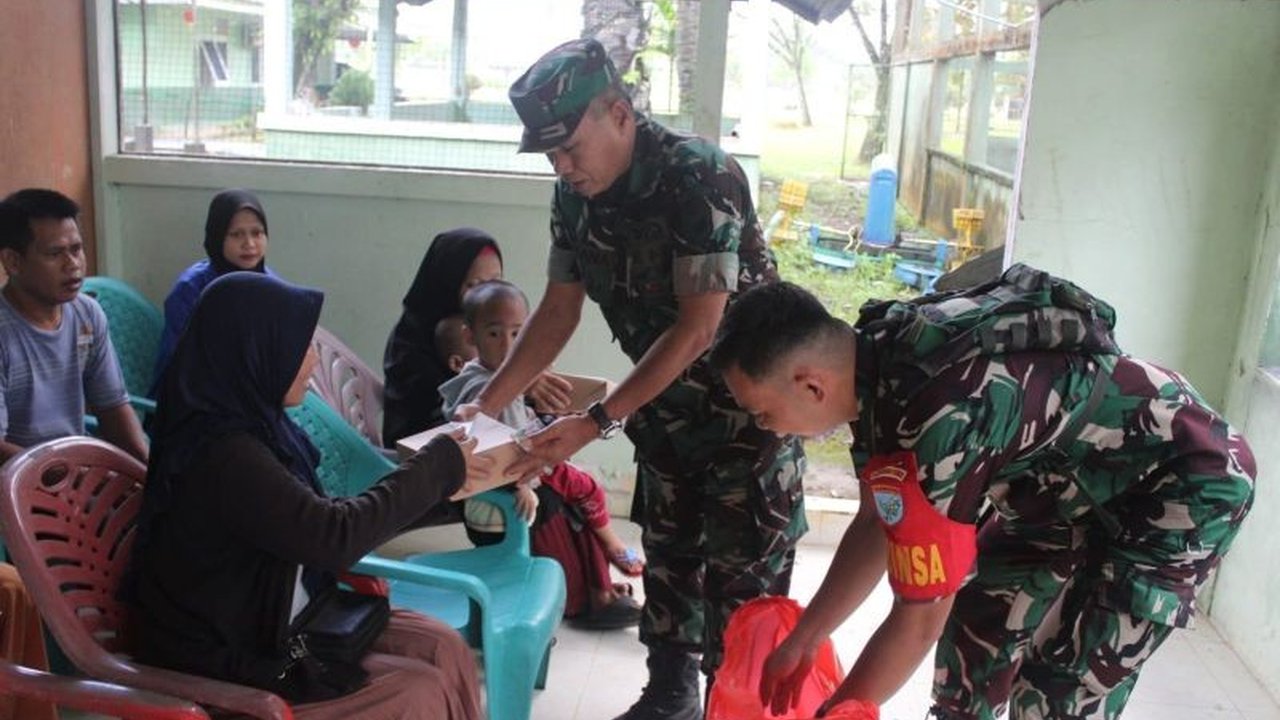 Kodim 1202/Singkawang, Kalimantan Barat, secara konsisten memberikan bantuan makan murah berupa 100 paket nasi kotak seharga Rp1.000 per porsi setiap hari Kamis, sebagai bentuk kepedulian terhadap warga kurang mampu.