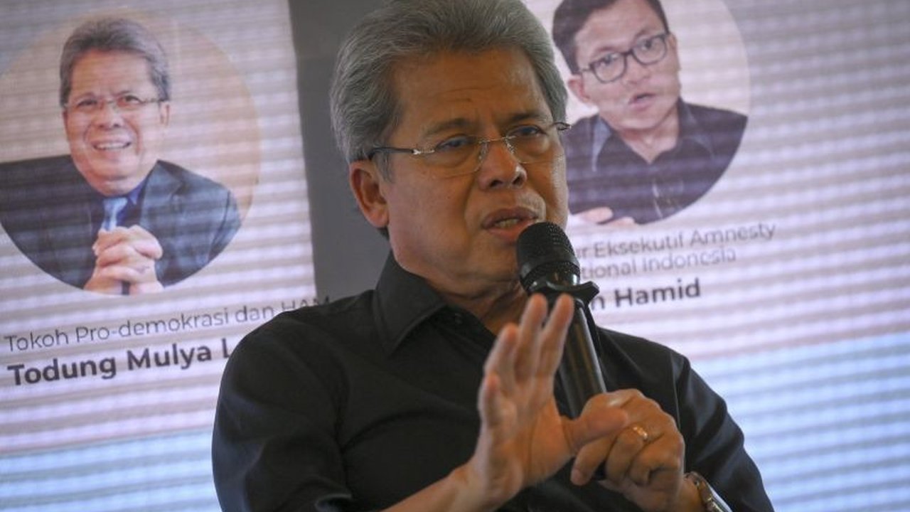 Kuasa hukum Hasto Kristiyanto, Todung Mulya Lubis, menduga penyidik KPK melakukan pelanggaran hukum dengan menetapkan kliennya sebagai tersangka, didasarkan pada tekanan saksi dan penggunaan bukti lama yang sudah tidak relevan.